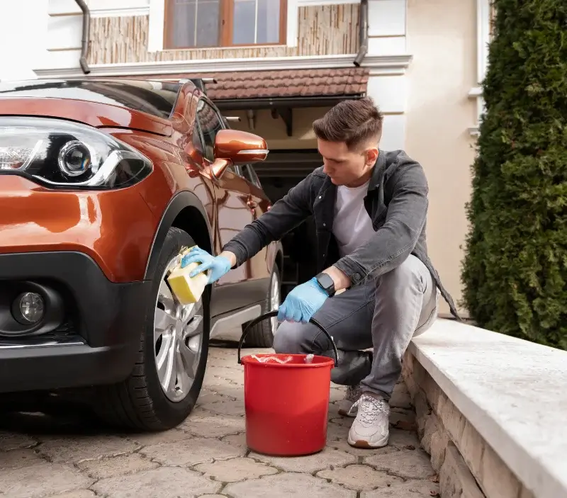 Lavage auto à domicile Marange-Silvange : professionnel intervenant sur un véhicule